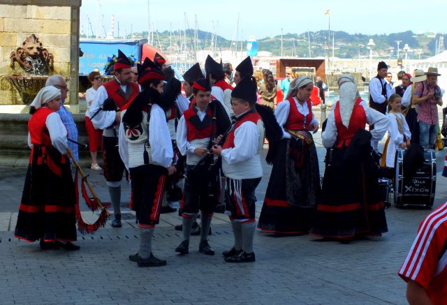 Gente con trajes tipicos asturianos