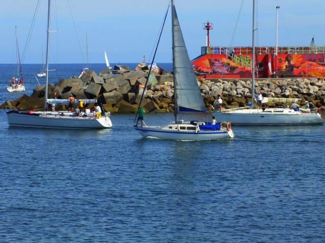 tres veleros saliendo de puerto