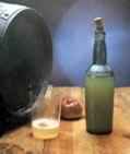 botella y vaso con sidra asturiana