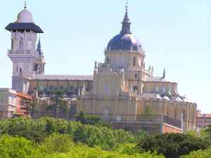 Palacio Almudena con torre mezquita, composición