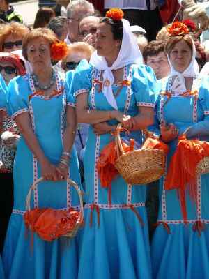 Mujeres vestidas de chulapas
