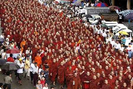 monjes budistas en Birmania
