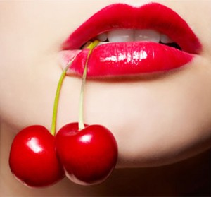 Labios rojos con cerezas